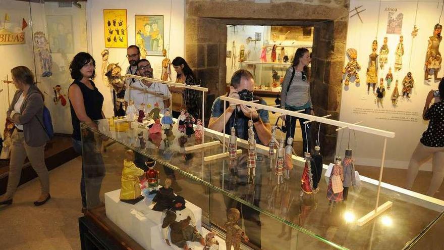 Visitantes na sala do museo da marioneta do Pazo de Liñares. // Bernabé/Javier Lalín