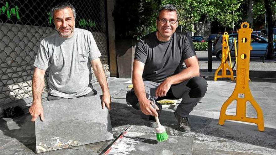 Els geòlegs Roger Mata i Jordi Ferrer amb les llambordes on hi ha incrustades les restes fossilitzades