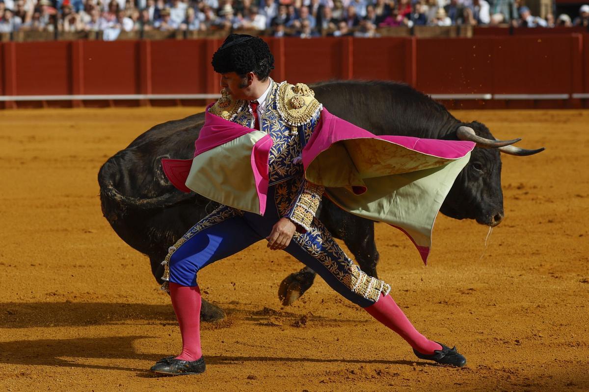 El diestro Morante de la Puebla, durante la novena corrida de la Feria de Abril de Sevilla.