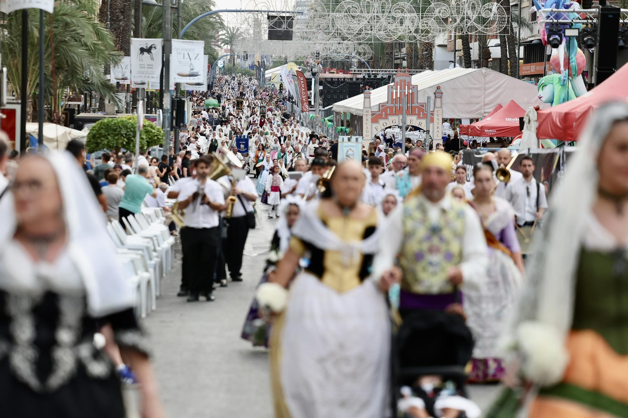 Primera jornada de Ofrenda de las Hogueras de Alicante