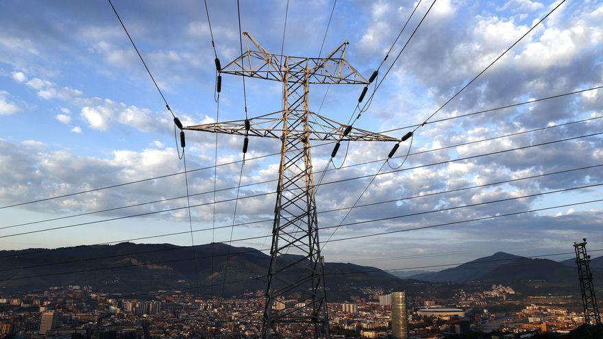 Una torre de transporte de energía perteneciente a red eléctrica, con la ciudad de Bilbao al fondo.