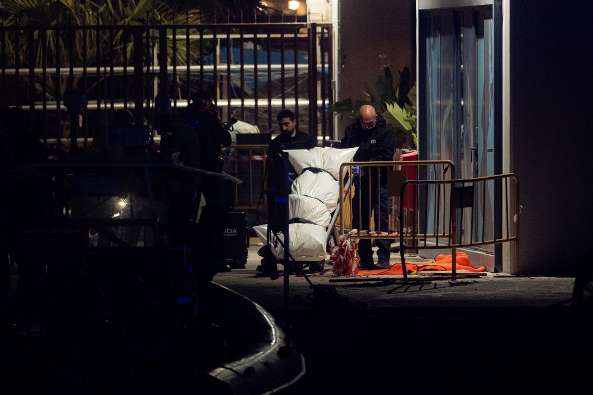 19/03/2026 Dos personas trasladan el cadáver aparecido, a 19 de marzo de 2026, en Barcelona, Catalunya (España). Los Mossos d'Esquadra han localizado este jueves sobre las 18.40 horas el cadáver de una persona en la playa del Somorrostro de Barcelona, un punto que desde este miércoles efectivos de la unidad subacuática y marítima peinan para tratar de encontrar a un joven desaparecido. Según informan fuentes del cuerpo catalán en un comunicado, el cadáver ha sido encontrado en el agua y ahora se han iniciado las gestiones para identificar al cuerpo. SOCIEDAD Lorena Sopêna - Europa Press