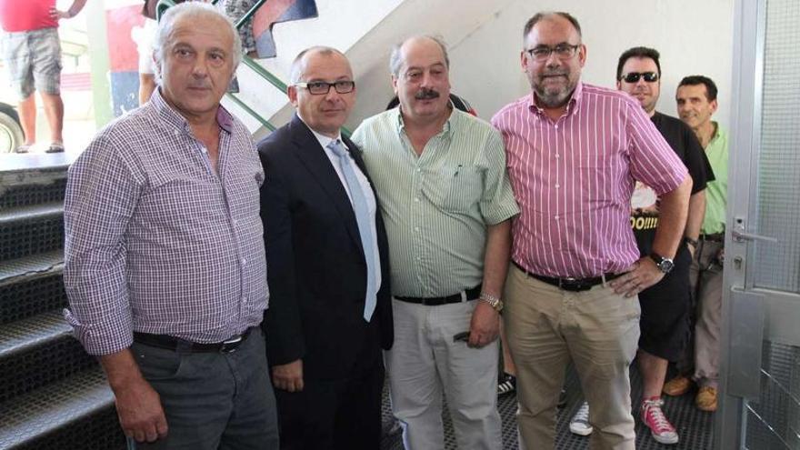 Manuel Seoane, Primitivo Ferro, José Luis González y José Ramón Morgade, en la escalera de acceso a O Couto en julio de 2012.