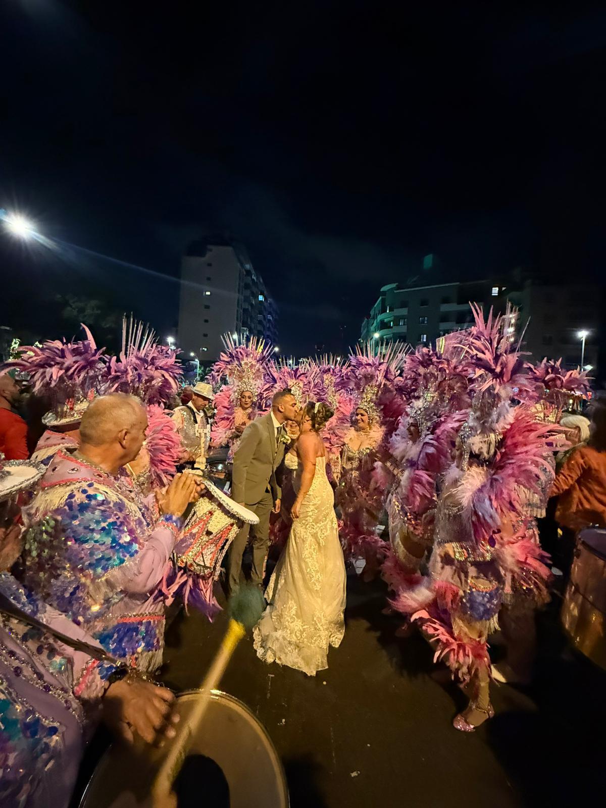La pareja celebra entre compañeros su matrimonio.