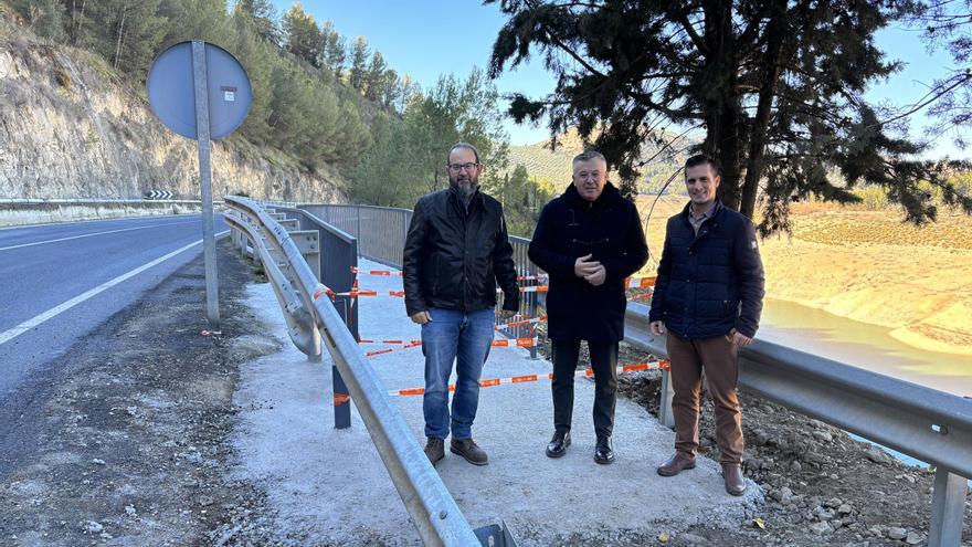 Abierto al público un tramo de la pasarela peatonal que unirá los dos puentes en Iznájar