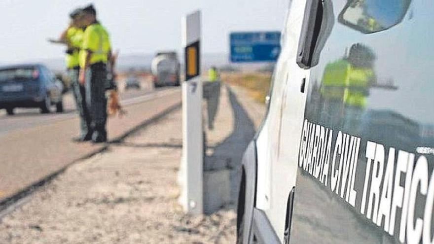 Multado con 200 euros por circular a la velocidad adecuada, llevar la baliza v-16, pero encender molestar con el líquido parabrisas: la Guardia Civil extrema la vigilancia
