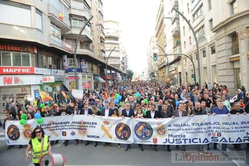 Miles de policías claman en Murcia para exigir "equiparación real" de sus salarios