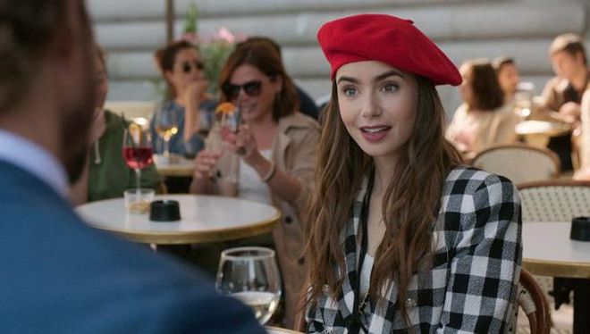 Lily Collins y su pasión por las boinas en 'Emily en París', la nueva serie de Netflix