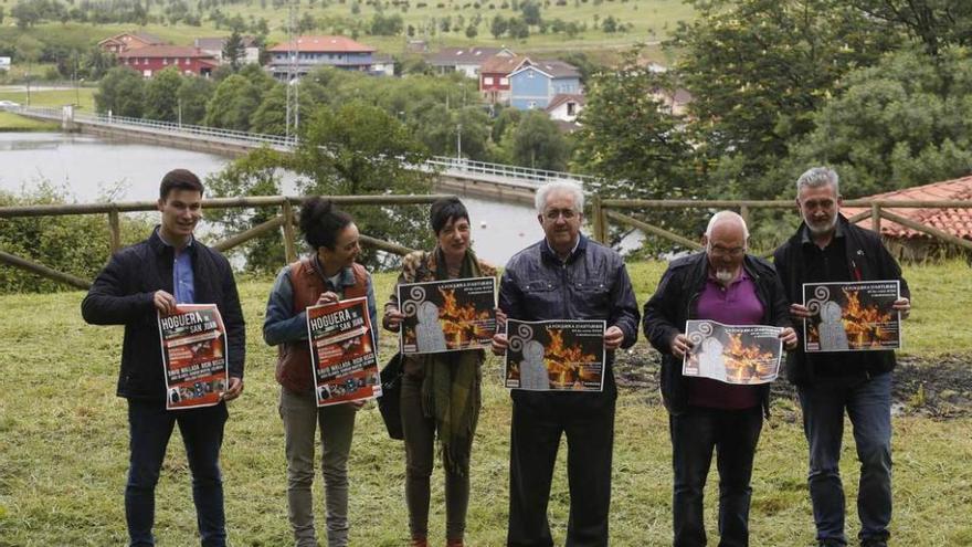 Jorge Suárez, las integrantes de &quot;Tres colores&quot;, Rafael Alonso, Adolfo Camilo Díaz y Tito Pravos, en el prao donde se colocará la hoguera.