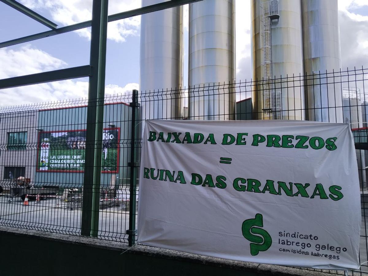 Faixa do SLG diante da empresa Leite Río denunciando a baixada de prezos do leite