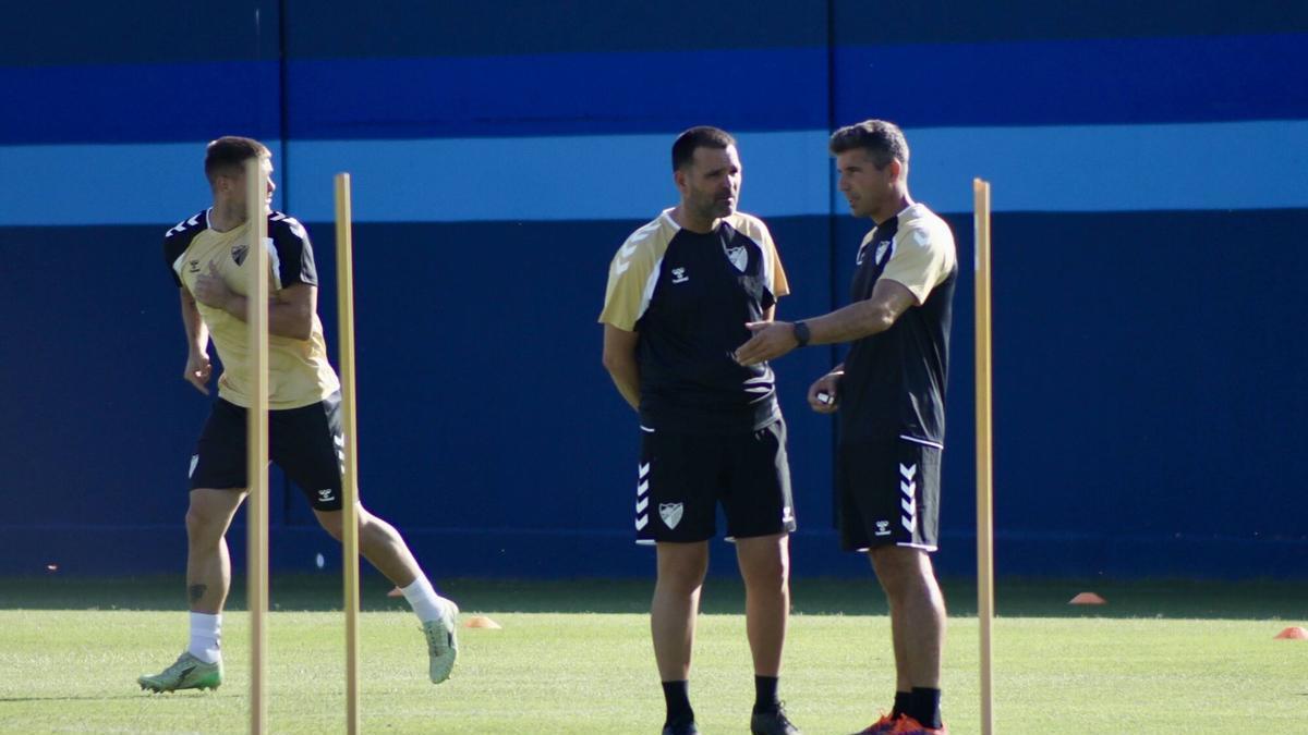 Funes conversa con Juan Carlos Andrés en uno de los primeros entrenamientos del Málaga CF 26/27.