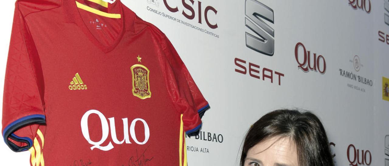 Carmen Martínez firma la camiseta de la Selección de la Ciencia. / CSIC