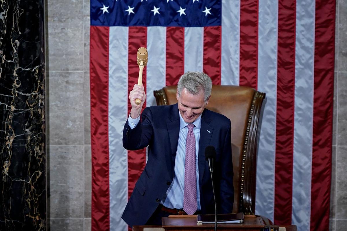 El nuevo presidente electo de la Cámara de Representantes de los EE. UU., Kevin McCarthy, sostiene el mazo después de ser elegido.