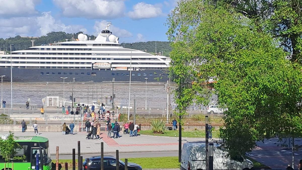 VÍDEO: El Scenic Eclipse abandona el muelle del Niemeyer en Avilés