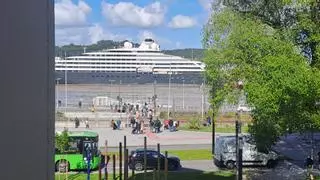 Avilés se maravilla con el crucero de lujo "Scenic Eclipse", que volverá en dos meses: "Estas cosas llaman la atención incluso a los propios avilesinos"