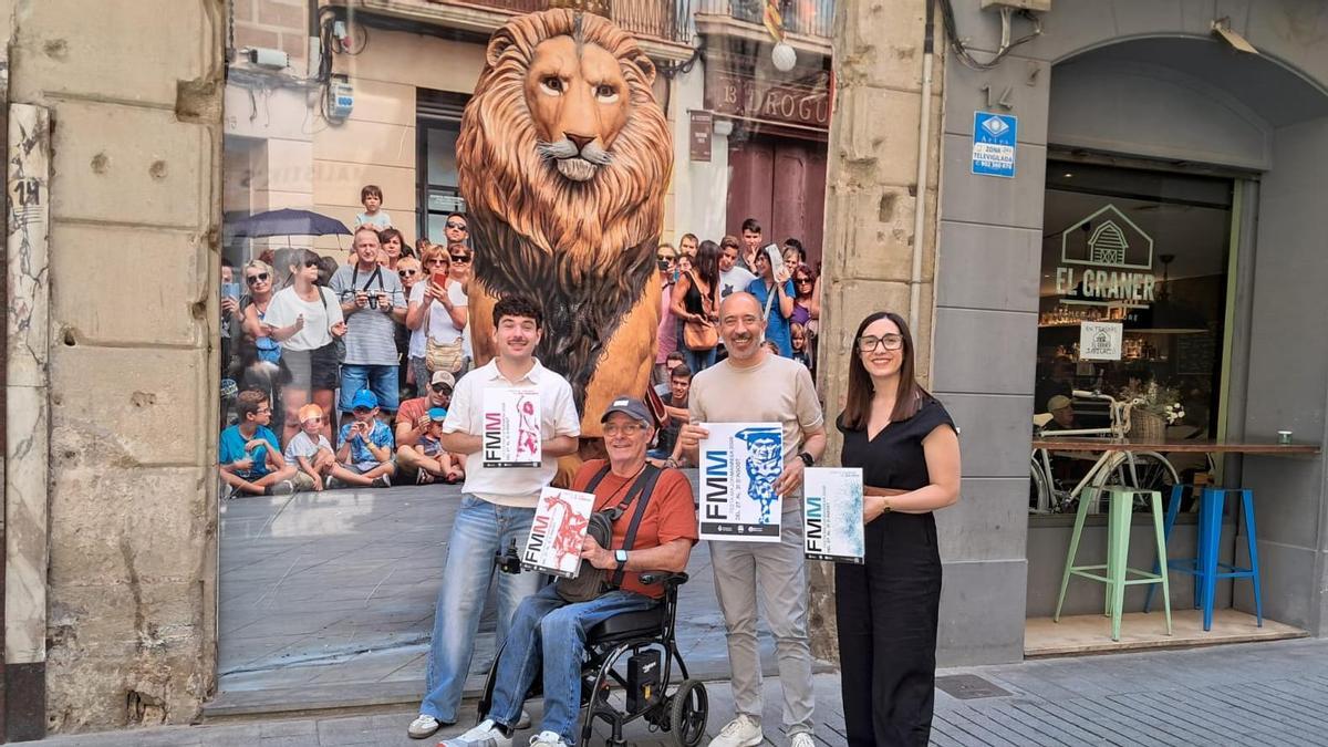Sánchez , Orriols, Aloy i Infante davant del vinil del Lleó que decora el carrer de Sobrerroca