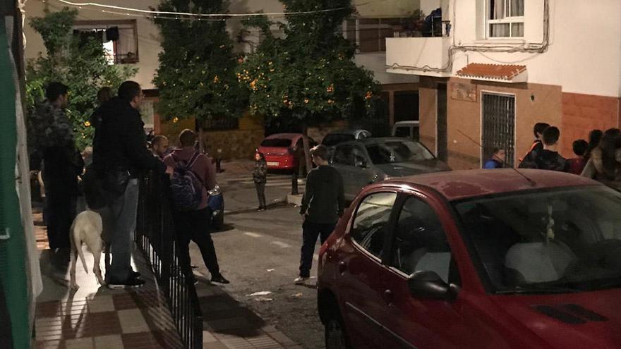 Vecinos en la calle donde se produjo el incendio.