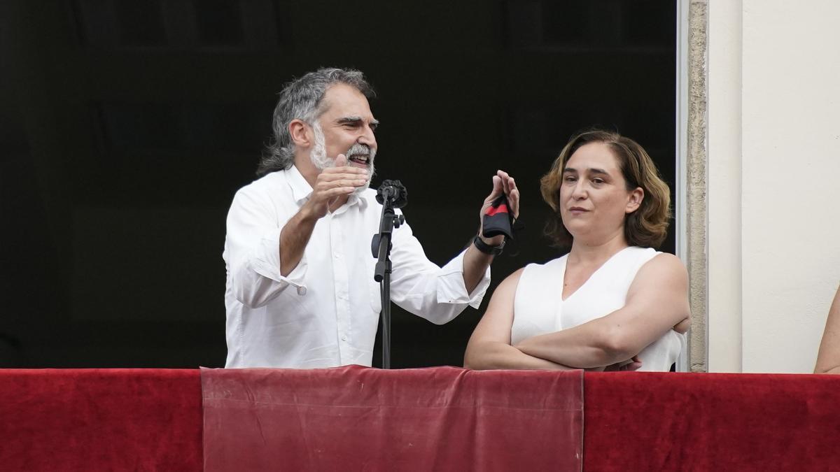 Momentos tensos en el pregón de las fiestas de Gràcia. Silbidos contra Colau e intervención de Jordi Cuixart. 