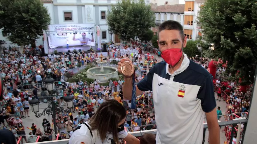 Euforia en Baza con la llegada del medallista olímpico David Valero