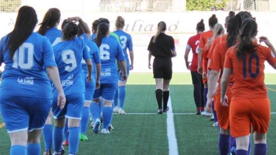 Las jugadores del Crevillente, a la izquierda, antes del comienzo de un partido