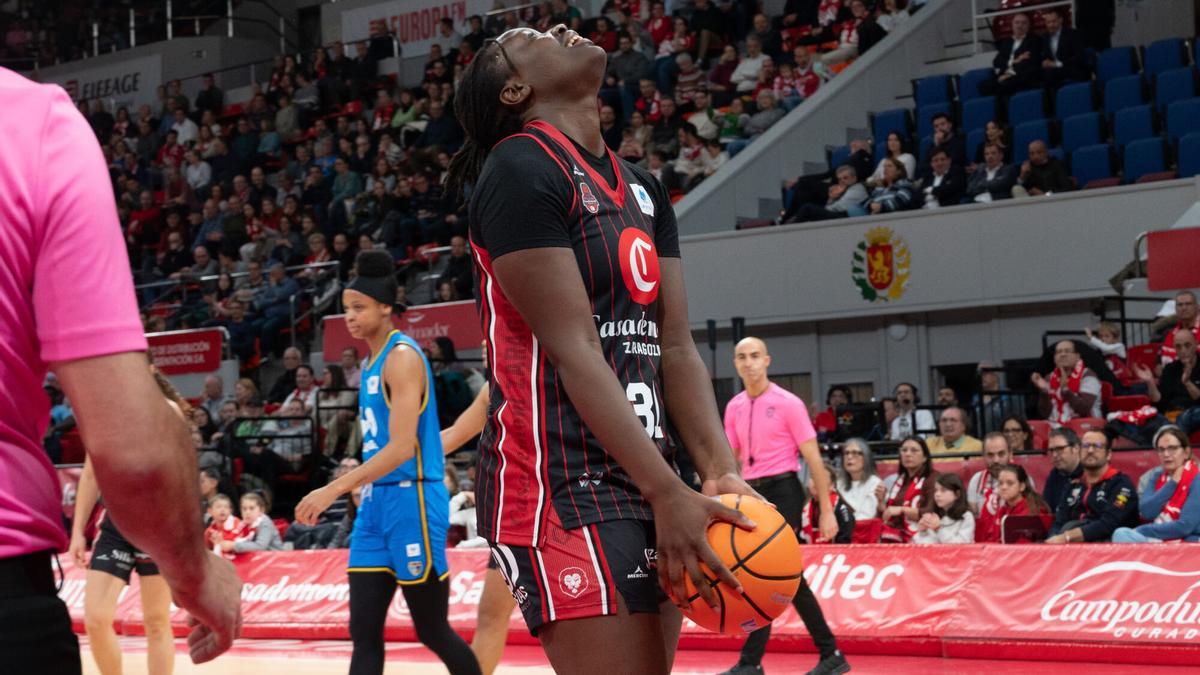 Gueye se lamenta de un fallo durante el duelo ante el Estudiantes.