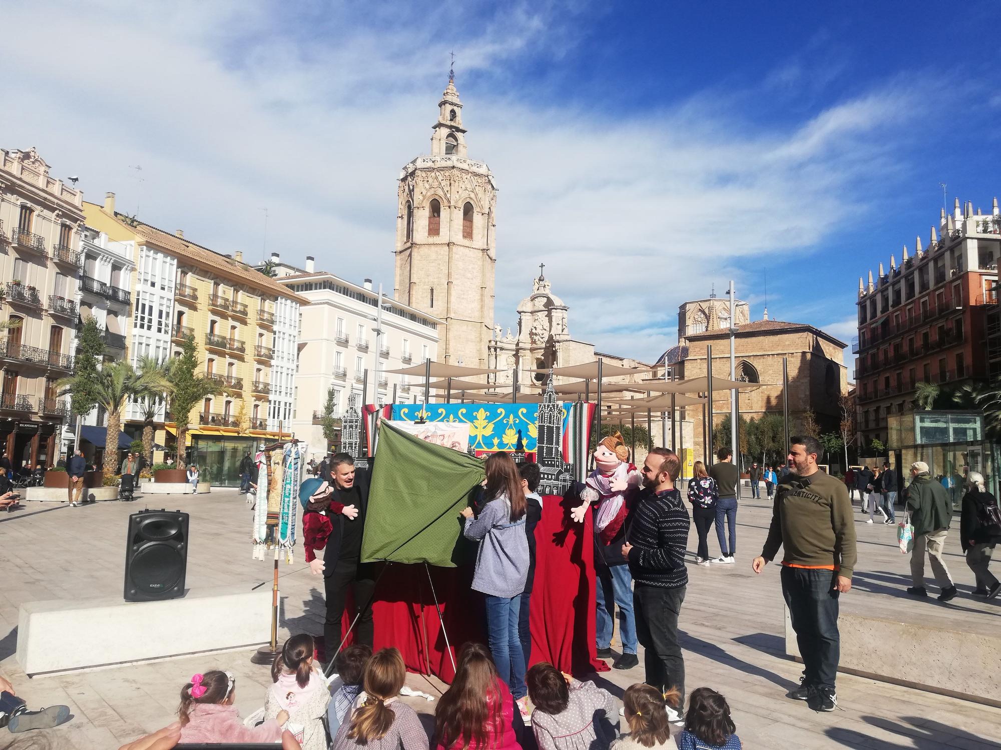 La original presentación del boceto de la falla Reina-Paz de Especial Infantil