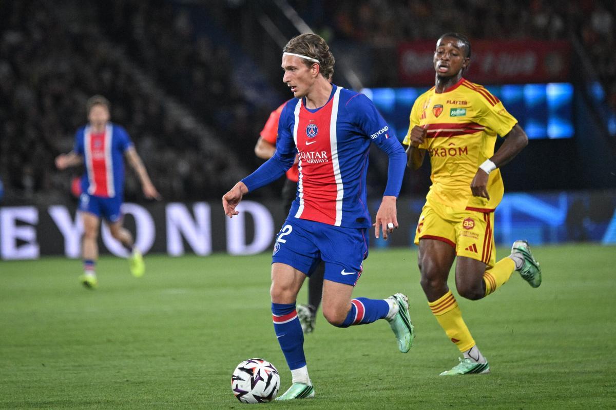 Mika Godts, en acción con el PSG
