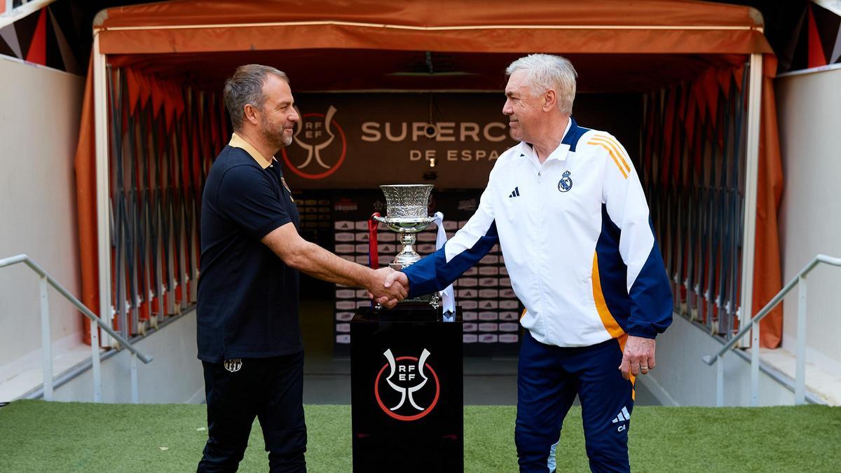 Hansi Flick y Carlo Ancelotti se saludan en la víspera de la final de la Supercopa de España en Yeda.