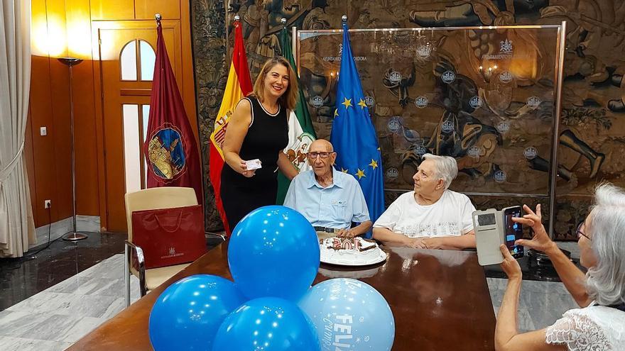 El Ayuntamiento de Córdoba homenajea a José Escobar Galeote con motivo de su 105 cumpleaños