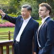 El presidente chino, Xi Jinping, y su homólogo francés, Emmanuel Macron, durante una visita del segundo a Guangzhou en abril de 2023.