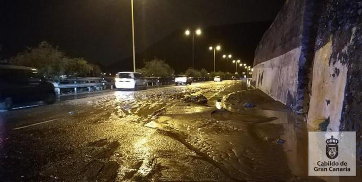 La lluvia causa retenciones y desperfectos en la GC-2