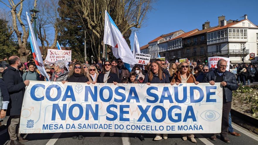 Cientos de vecinos de la comarca en la marcha por la sanidad que abarrota Santiago