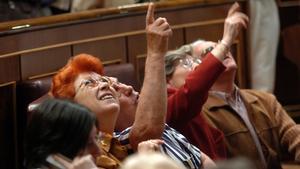 MD6. Madrid, 02/06/06.- Varias personas observan los agujeros en el techo del hemiciclo del Congreso provocados por disparos el 23-F, durante las XI edición de las Jornadas de Puertas Abiertas de la Cámara Baja, que este año cuenta con el atractivo de los edificios inaugurados por los Reyes y los conciertos al aire libre. EFE/Emilio Naranjo