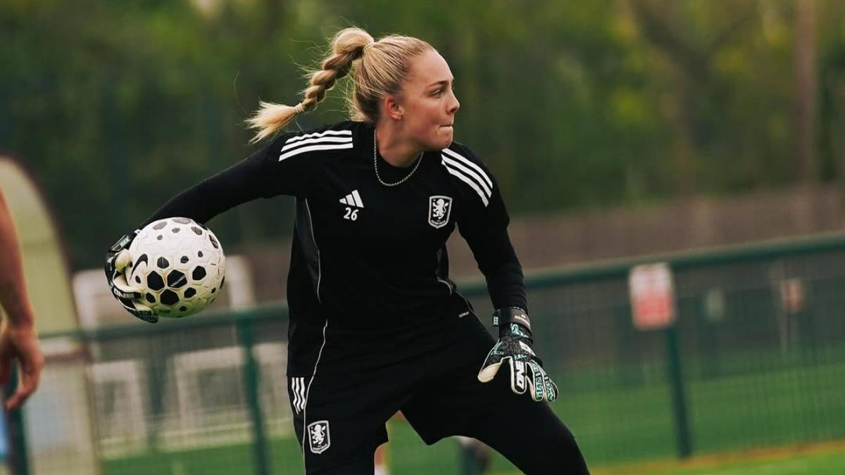 Ellie Roebuck con el Aston Villa