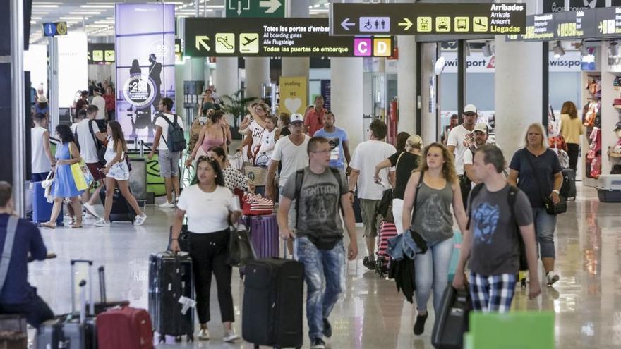 Pasajeros en el aeropuerto de Palma de Mallorca.