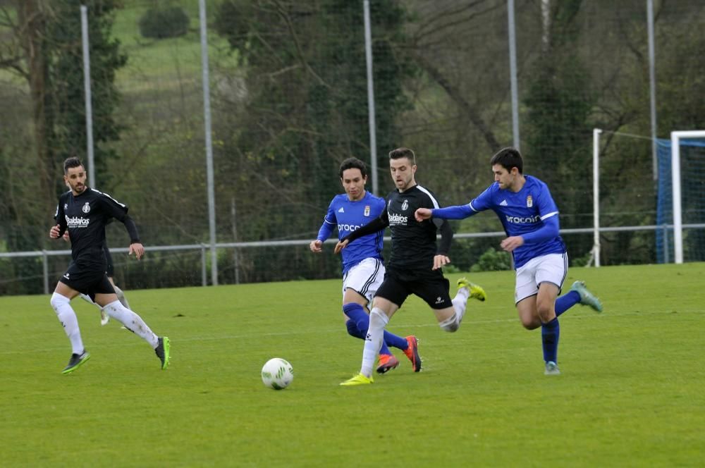 El partido entre el Oviedo B y el Avilés, en imágenes