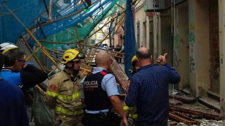 Quatre ferits, un d&#039;ells crític, en caure una bastida a Pineda de Mar