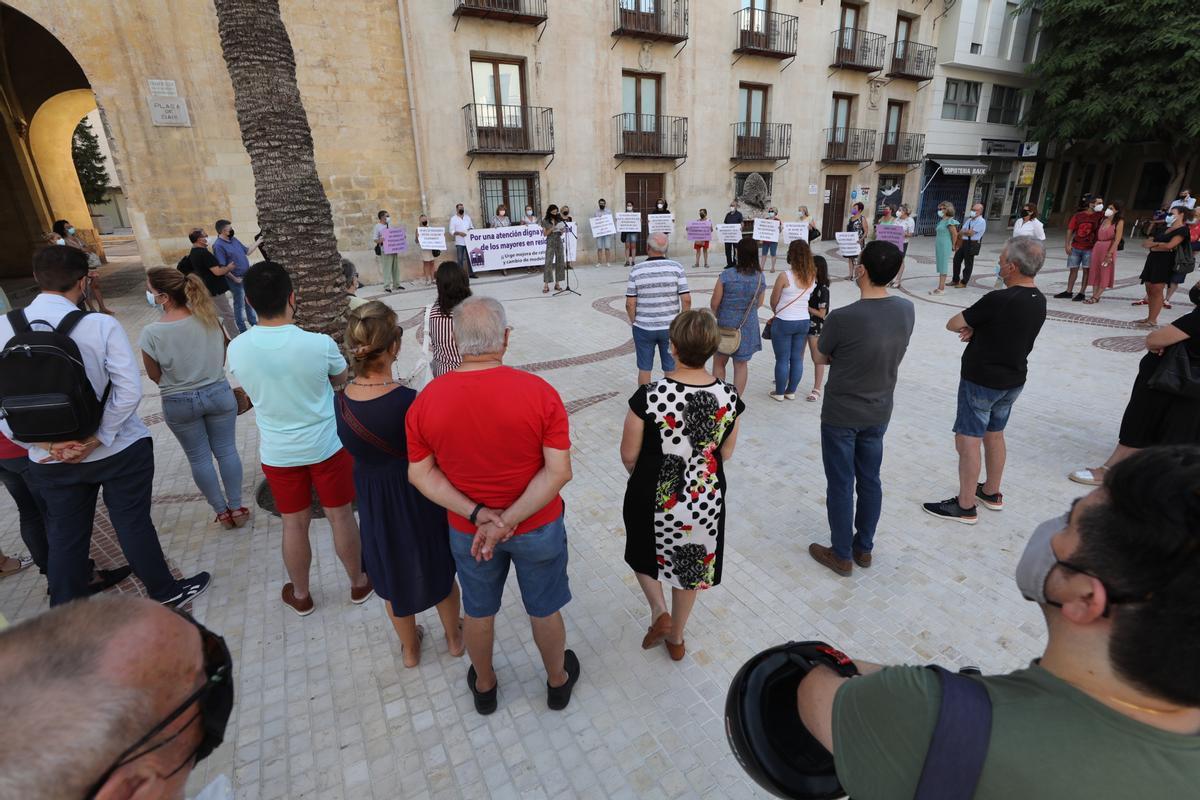 Protesta de familiares de usuarios de la residencia Altabix en la Plaça de Baix por las condiciones que ofrece