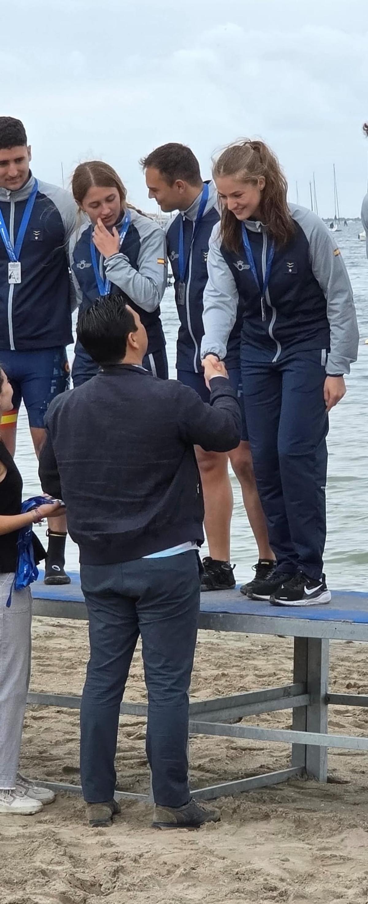 La princesa Leonor saluda al alcalde de San Javier tras recibir la medalla de plata de la Regata Interuniversitaria en La Ribera
