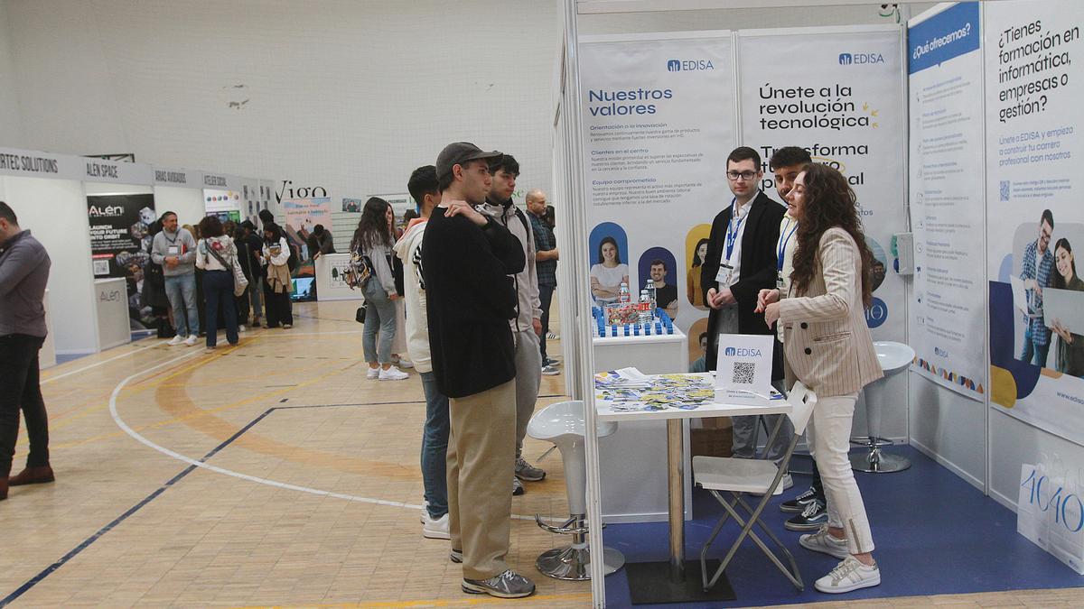 Jóvenes en una feria de empleo en el Campus universitario de Ourense.