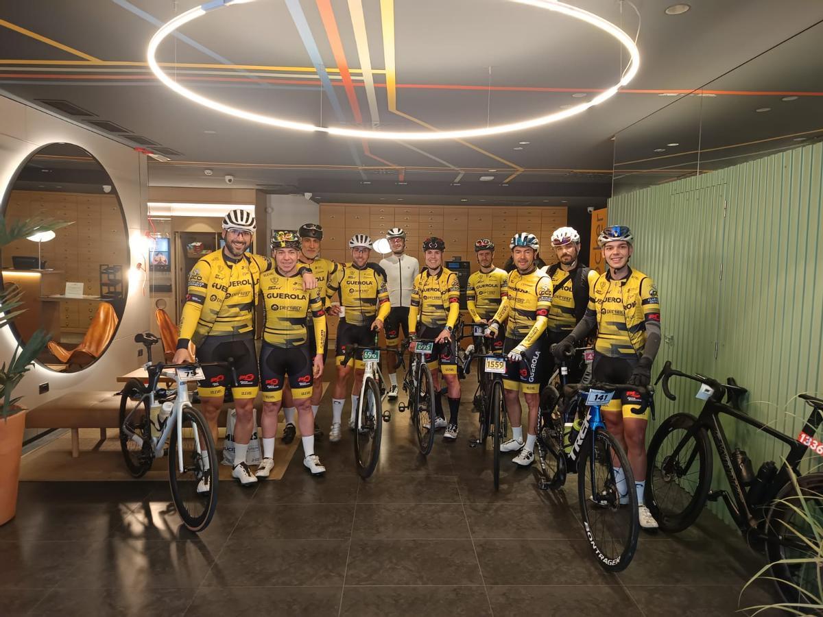 El equipo amateur del Club Ciclista Ontinyent en la prueba en Castelló.