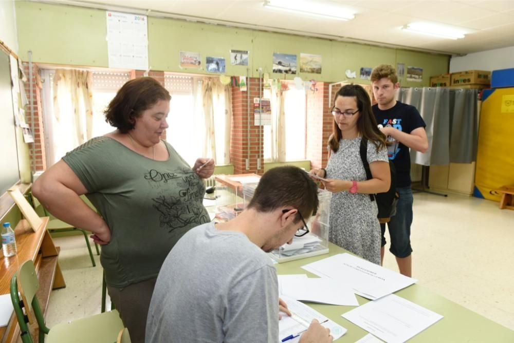 Elecciones Generales: Ambiente en los colegios de