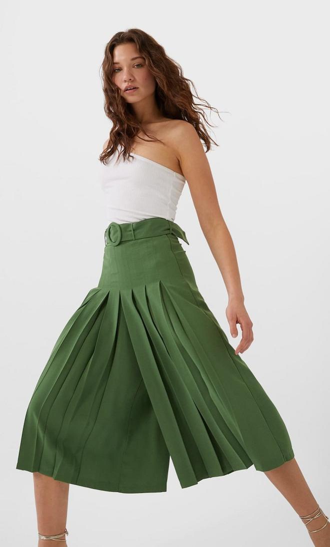 Si buscas una prenda cómoda y versátil, Stradivarius tiene la falda pantalón en verde que no querrás dejar de llevar Woman