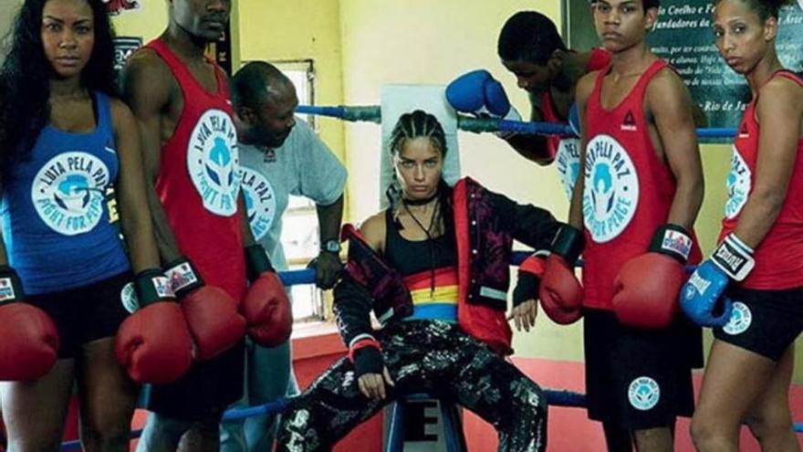 Adriana Lima &#039;boxea&#039; para ayudar a los jóvenes de las favelas