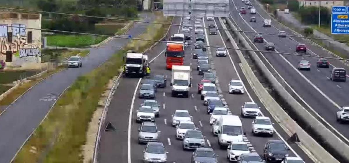 Imagen del tráfico en Valencia este lunes, según una cámara de la DGT