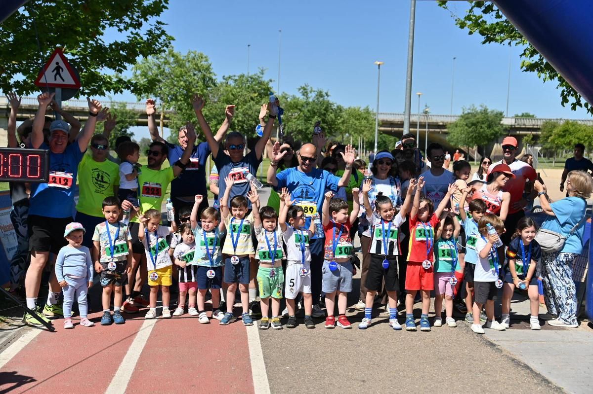 Fotogalería | El Colegio de Médicos de Badajoz echa a correr: "Menos pastillas y más zapatillas"