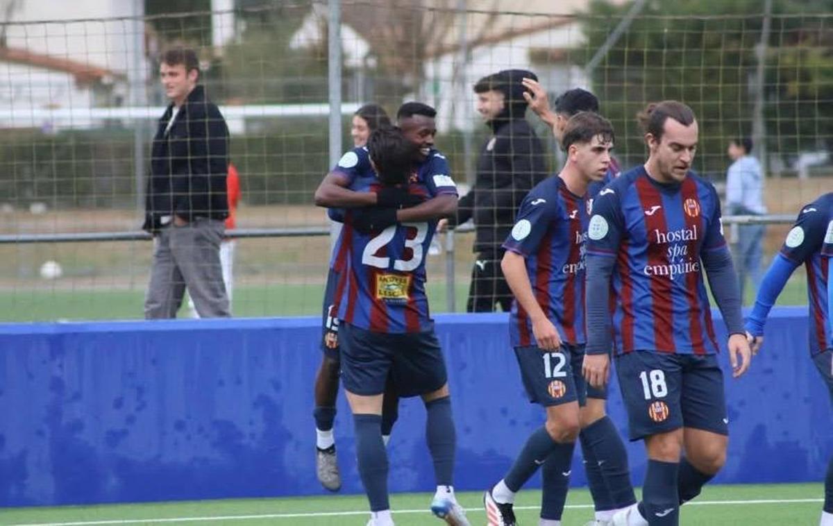 Umaru celebra el seu segon gol amb l'Escala.