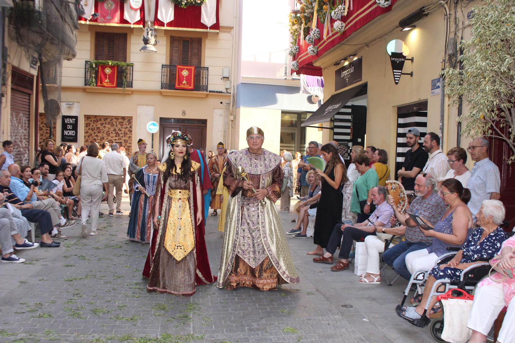 Carmen, Nerea, la reina de Saba y el Ángel del Desierto, en la procesión del Corpus