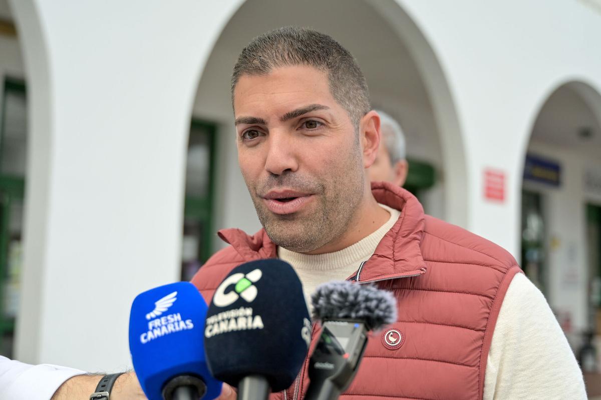 El vicepresidente del Gobierno de Canarias y consejero de Economía, Industria, Comercio y Autónomos, Manuel Domínguez, ha visitado este sábado la zona comercial de Tigaday, en el municipio de La Frontera