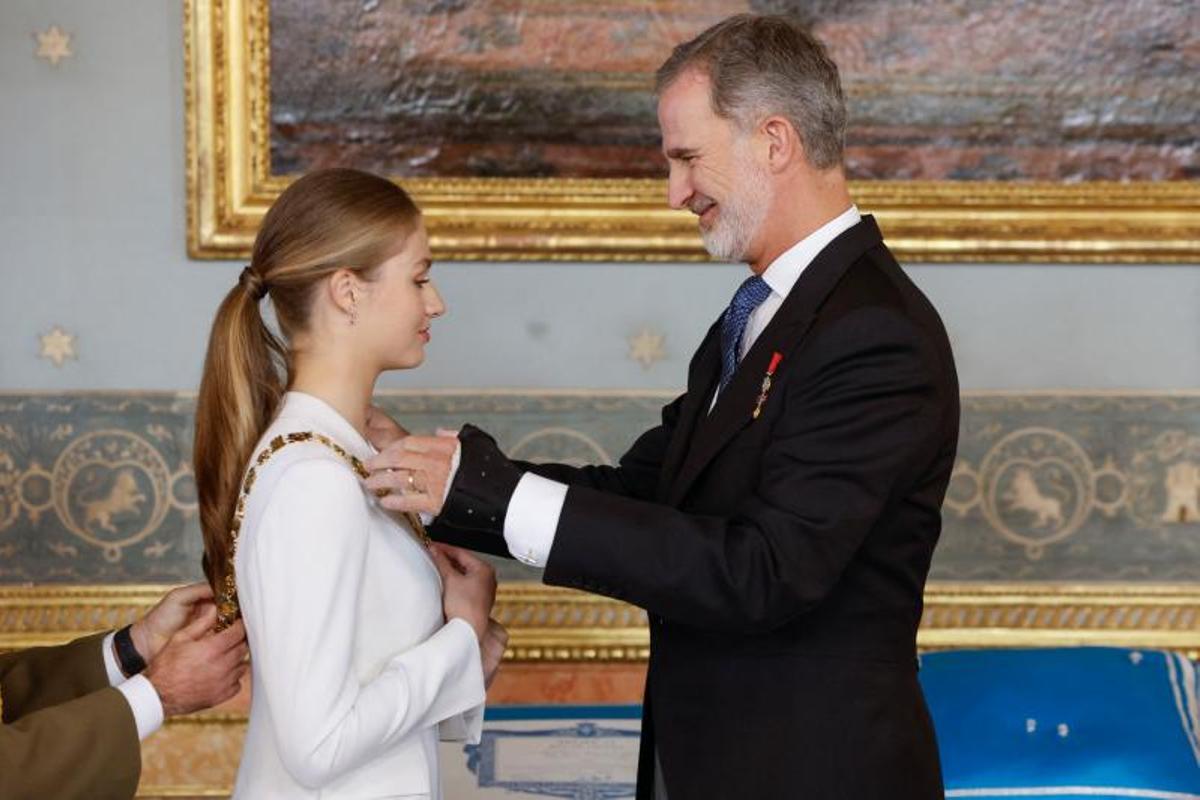Spanish Crown Princess of Asturias Leonor receives the Spanish Order of Charles III collar from Spain's King Felipe VI during a ceremony, after swearing loyalty to the constitution at the Congress, on her 18th birthday, at the Royal Palace in Madrid on October 31, 2023. Princess Leonor, heir to the Spanish crown, will swear loyalty to the constitution on her 18th birthday, a milestone that will help turn the page on the scandal-tainted reign of her grandfather, Juan Carlos. After taking the oath, Princess Leonor can legally succeed her father, King Felipe VI, and automatically becomes head of state in the event of the monarch's absence. (Photo by Juanjo MARTIN / POOL / AFP)